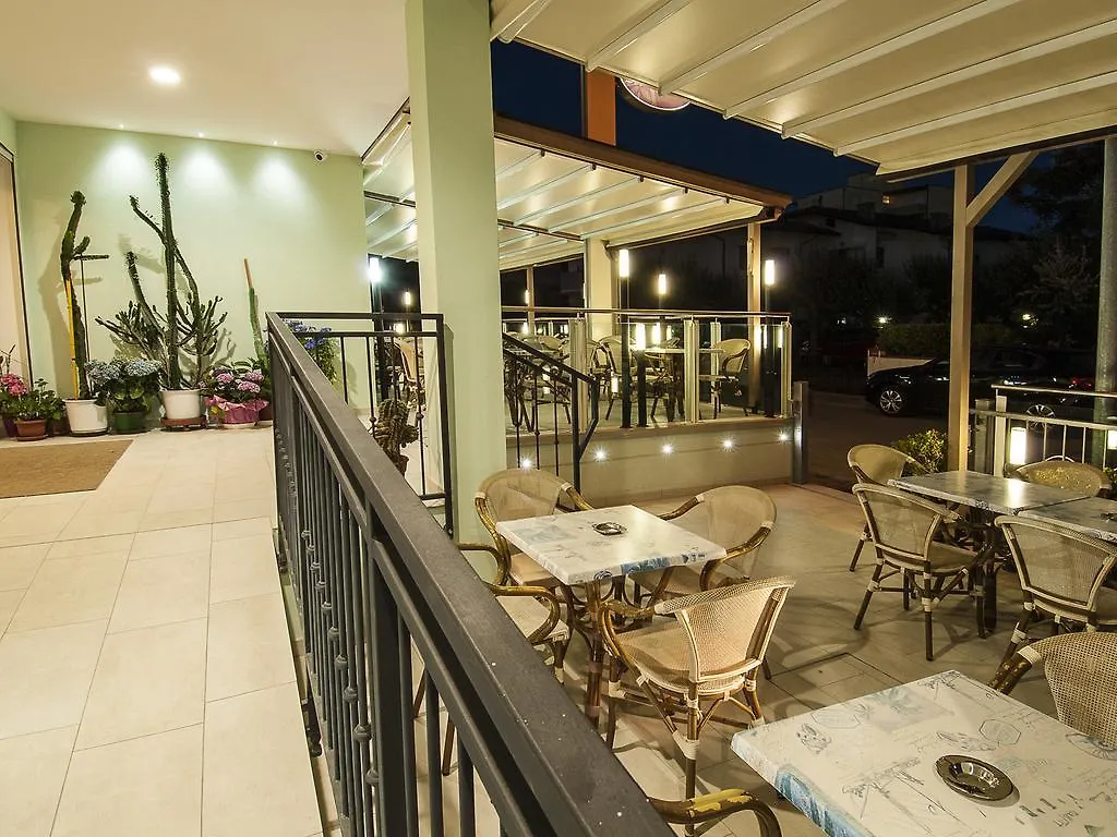 Hotel Bahamas Lido Di Savio 3*,  İtalya